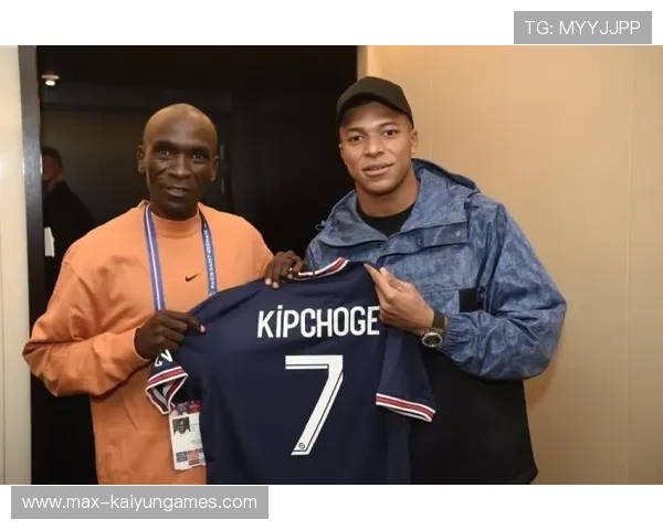 姆巴佩与偶像合影，童年梦想实现感言动人