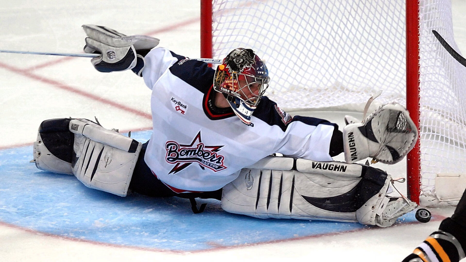 夜市街头加设临时乒乓球台 “边吃边打”成独特风景线