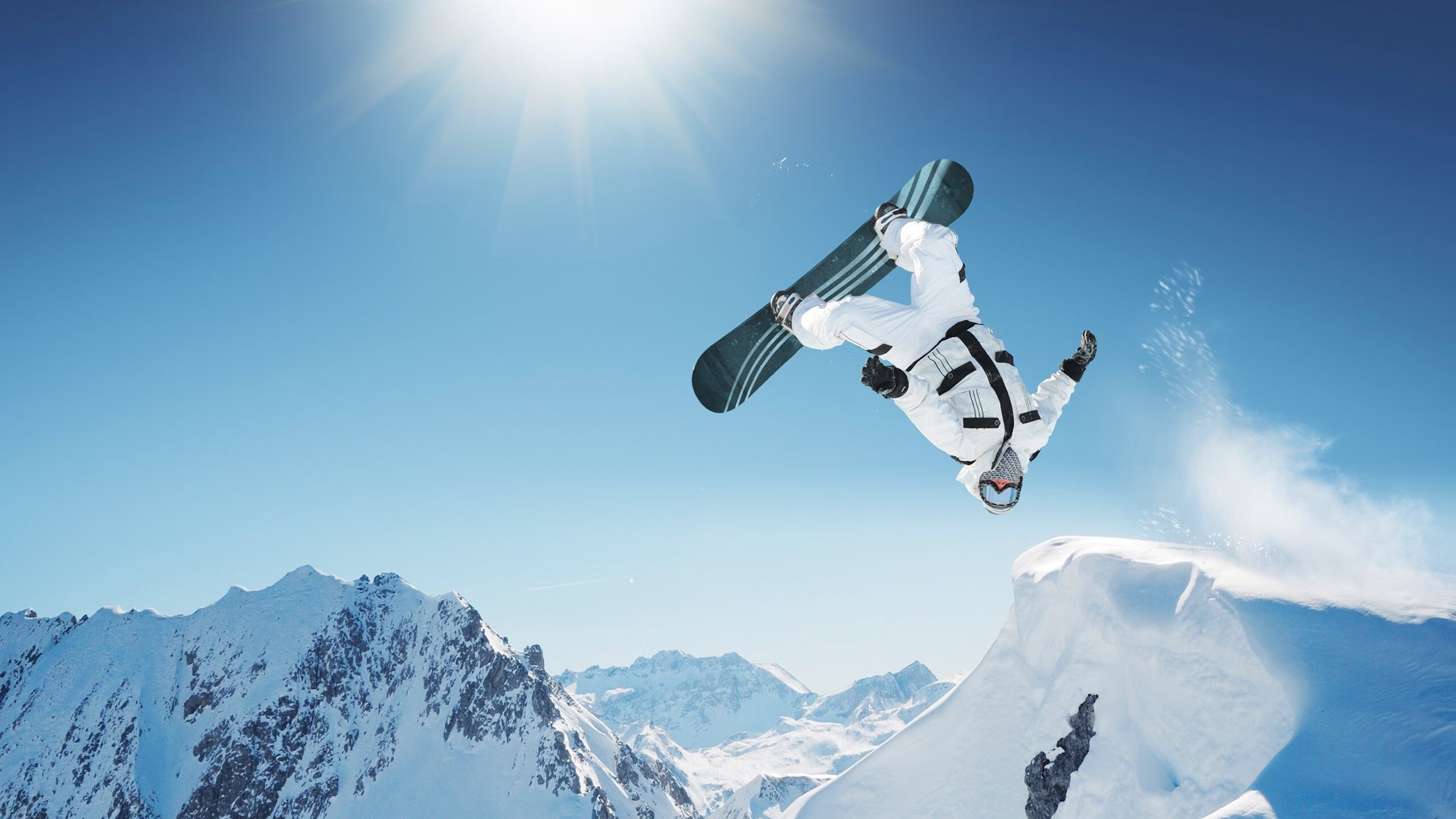 夜市街头加设临时乒乓球台 “边吃边打”成独特风景线