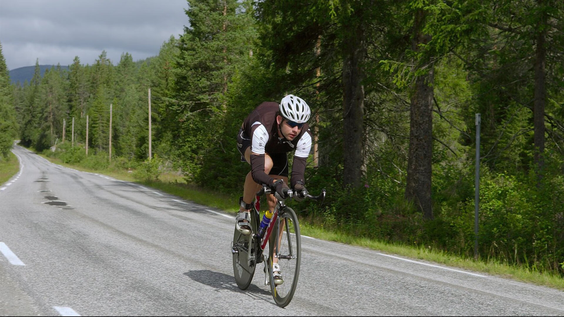欧冠八强首回合：本菲卡3比2险胜阿贾克斯 “青训对决”进攻大于防守